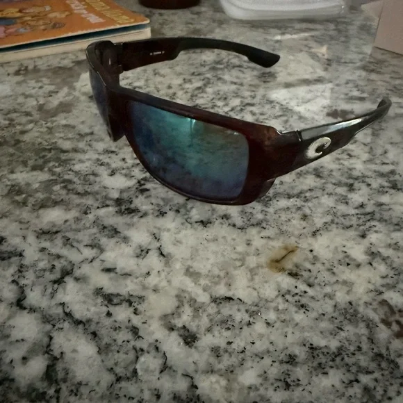 Stylish Sunglasses with Blue Lenses - Picture 2 of 5